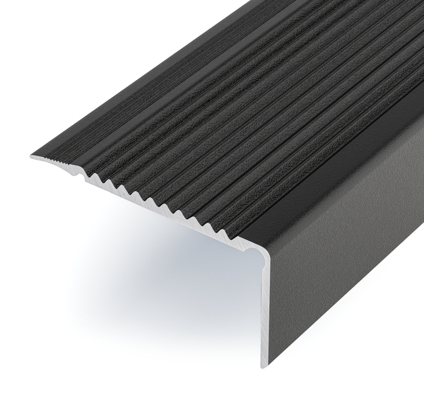 Treppenkanten-Schutzprofil, gebohrt, mit versenkten Schraublöchern, Material: Aluminium, Oberfläche: matt schwarz mit Feinstruktur kunststoffbeschichtet RAL 9005, Breite: 45 mm, Höhe: 23 mm, Länge: 1000 mm, Materialstärke: 2,50 mm, SB-verpackt