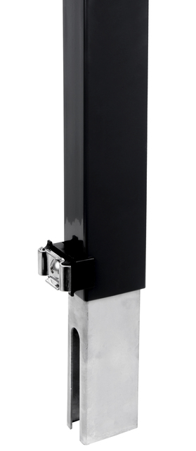 Innalzamento recinzione Erhard incl. placchetta, per estendere facilmente verso l’alto una recinzione con griglia a barra doppia esistente, Materiale: acciaio grezzo, superficie: zincata a caldo, plastificata nero opaco RAL 9005, Lunghezza totale senza inserti: 965 mm, altezza: 800 mm, per pilastri: 60 x 40 mm, 15 anni di garanzia contro la formazione di ruggine